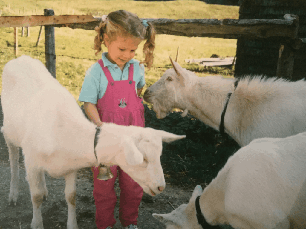 Julia Gutmann mit Ziegen als Kind